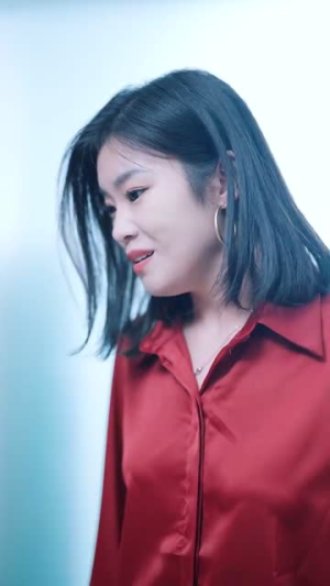 她与鸢尾同绽(31集) 她与鸢尾同绽(31集)短剧合集通宵追更版