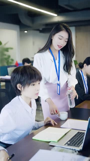 女扮男装后总裁念念不忘(83集) 女扮男装后总裁念念不忘(83集)每天分享精彩短剧