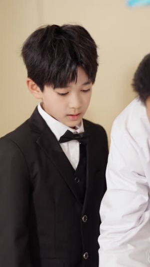 离谱你让小孩哥给大学生上课（81集）万里归乡短剧精彩剧情